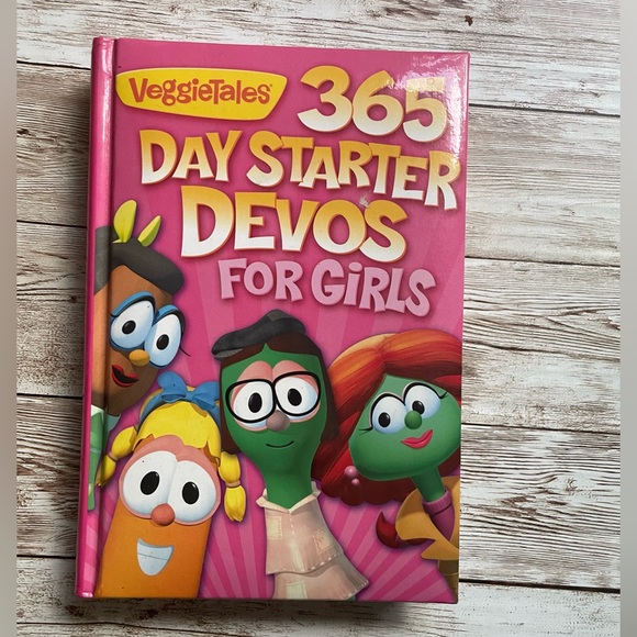 🎉 FREE WITH ANY PURCHASE! Veggie Tales 365 Bedtime Devos For Girls Book - Picture 5 of 10